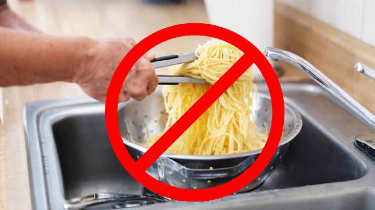 Ne jetez surtout pas leau des pâtes dans lévier, cest très important !