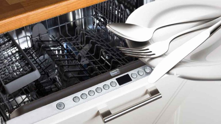 Pour une vaisselle toujours propre, voici comment bien utiliser son lave-vaisselle !